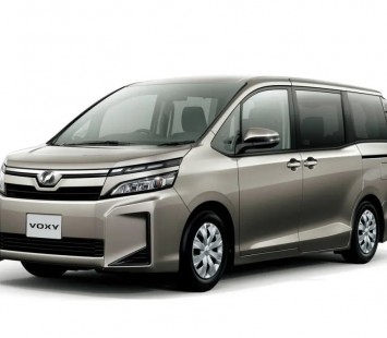 Обзор Toyota Voxy (R80) рестайлинг 2017