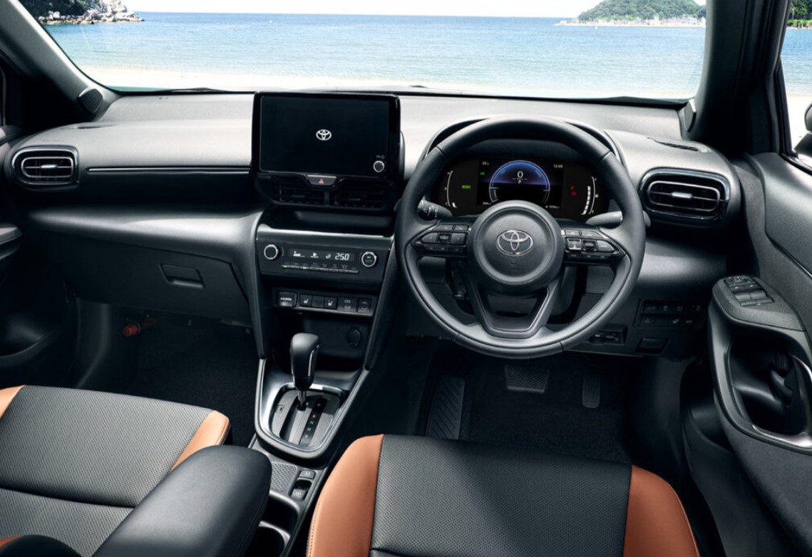Интерьер и салон Toyota Yaris Cross