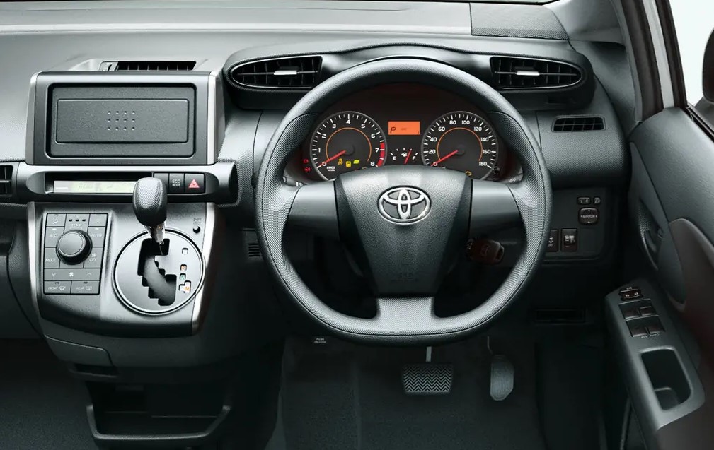 Фото салона Toyota Wish